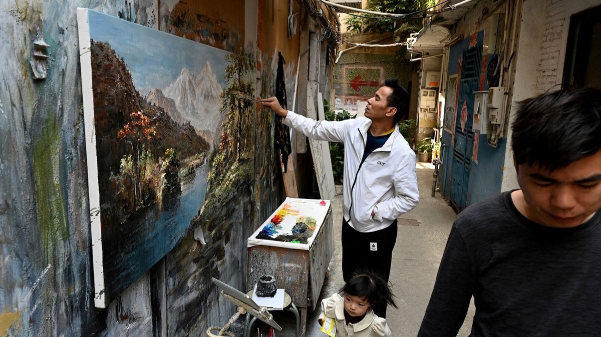 Podívejte se, jak to vypadá ve slavné čínské „fabrice“ na umění